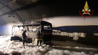 Bus brennt im Tunnel aus