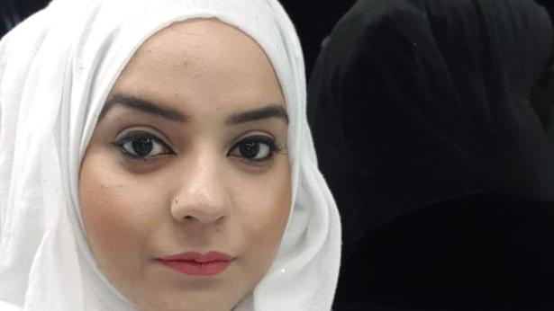 Die 31-jährige Amna Bibi macht ein Foto von sich selbst.