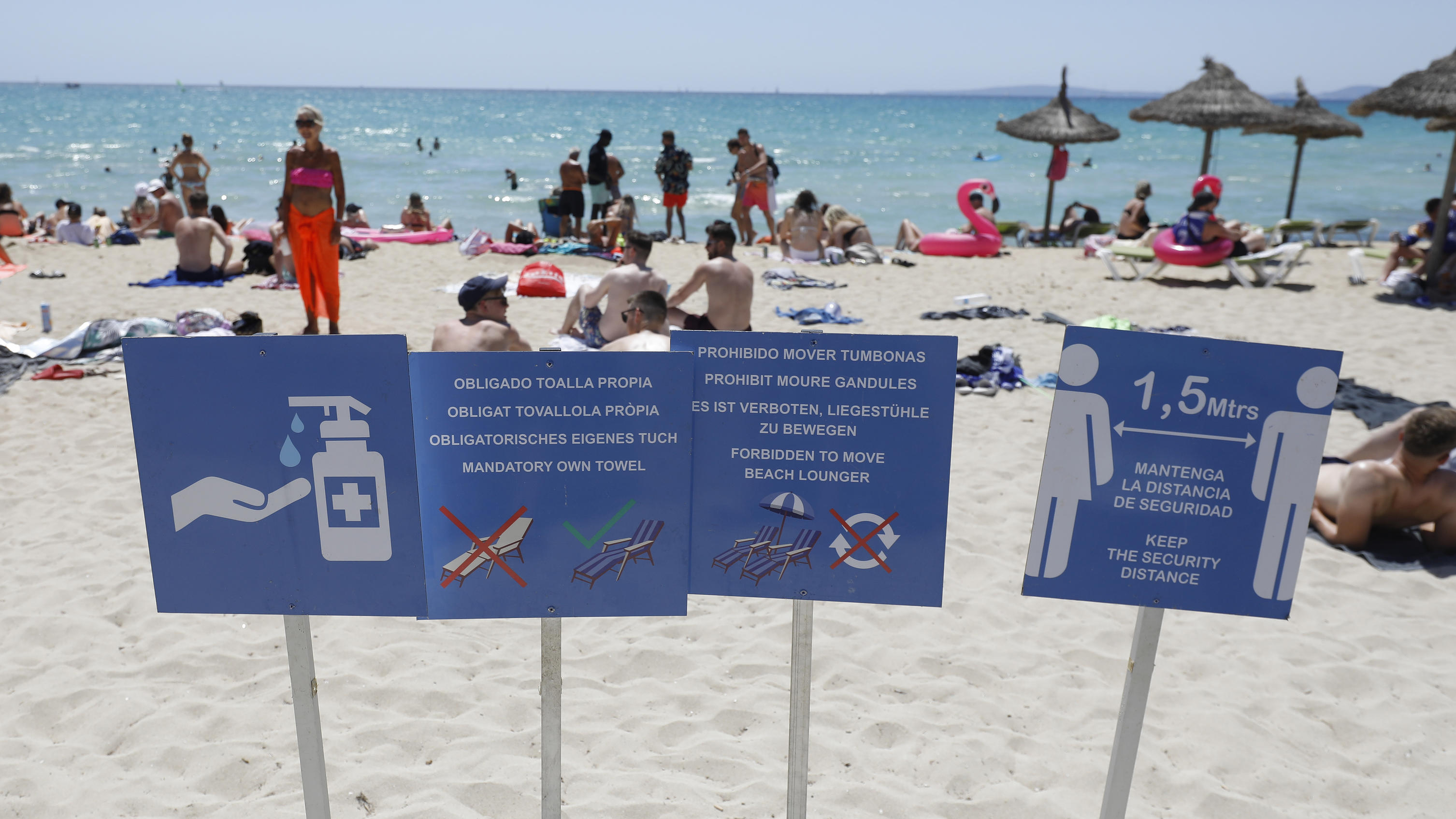 Strenge Hygienevorschriften am Strand von Arenal auf Mallorca.