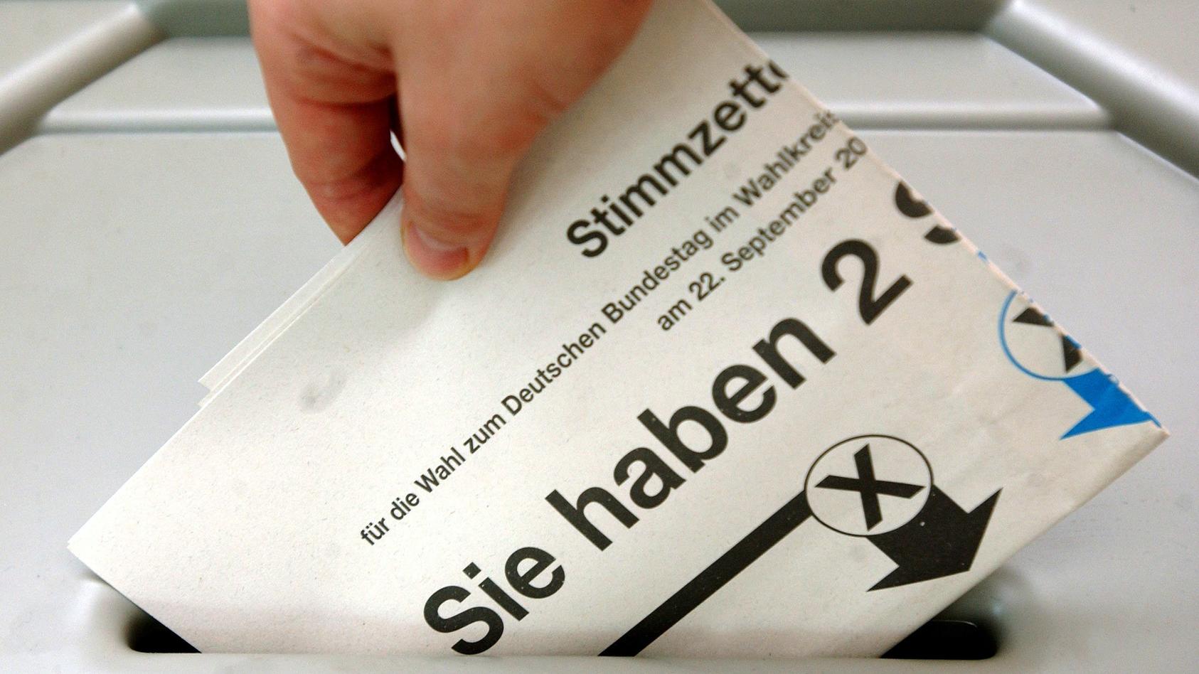 ARCHIV - Eine Frau in Frankfurt/Oder steckt einen Stimmzettel zur Bundestagswahl in eine Wahlurne (Archivfoto vom 05.09.2002). Foto: Patrick Pleul/dpa (zu dpa-Themenpaket zum 22. September - Bundestagswahl - "61,8 Millionen Wahlberechtigte für Bundes