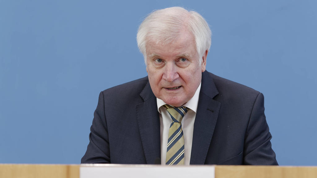 Romani Rose Horst Seehofer 2021-07-13 - Deutschland, Berlin - Horst Seehofer CSU, Bundesminister des Inneren, für Bau und Heimat, und Romani Rose, Vorsitzender des Zentralrates Deutscher Sinti und Roma l., stellen in der Bundespressekonferenz den Be