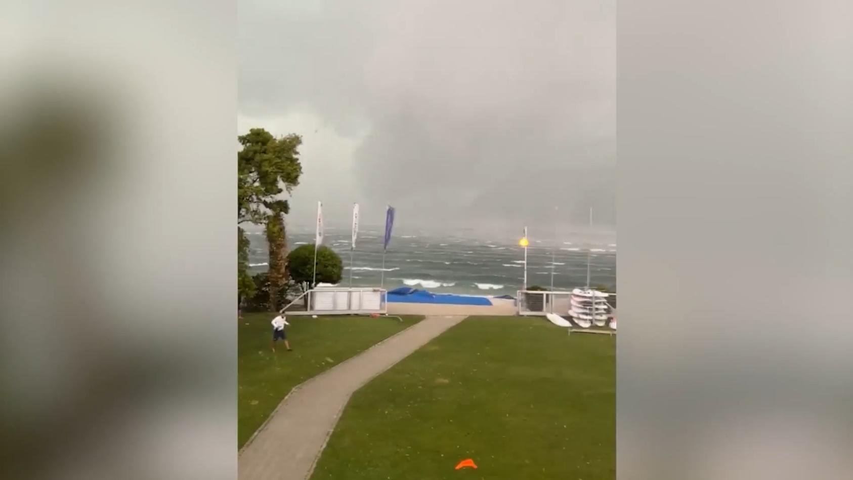 Italien Touristen flüchten vor Horror Gewitter am Gardasee Mann von