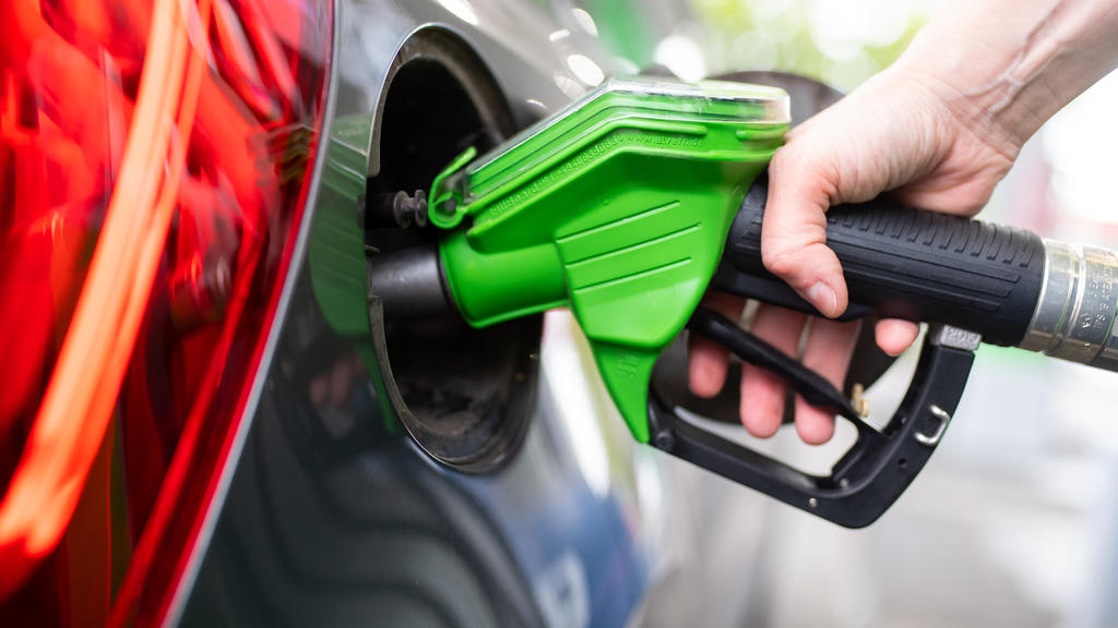 ARCHIV - 06.09.2020, Bayern, München: Eine Frau hält an einer Tankstelle an einer Zapfsäule eine Zapfpistole in der Hand und betankt ein Auto. (zu dpa «Öl- und Spritpreis auf Mehrjahreshoch») Foto: Sven Hoppe/dpa +++ dpa-Bildfunk +++