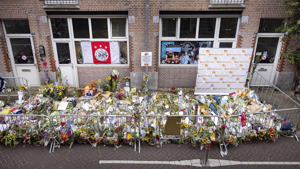 AMSTERDAM - The sea of flowers for crime reporter Peter R. de Vries in the Lange Leidsedwarsstraat in the center of Amsterdam. De Vries was shot in Amsterdam, shortly after a broadcast of RTL Boulevard where he was a guest. ANP RAMON VAN FLYMEN *** A