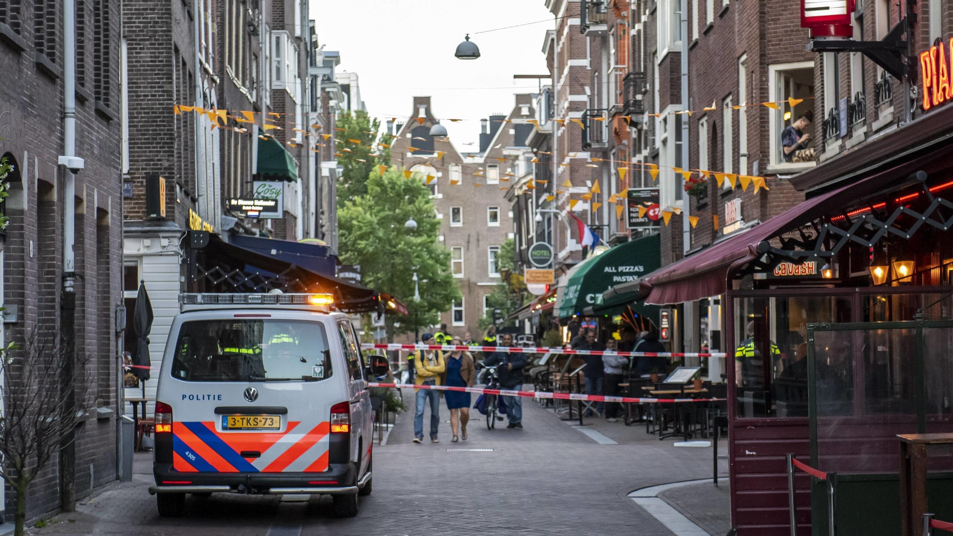 Der abgesperrte Tatort nach dem Attentat in Amsterdam.