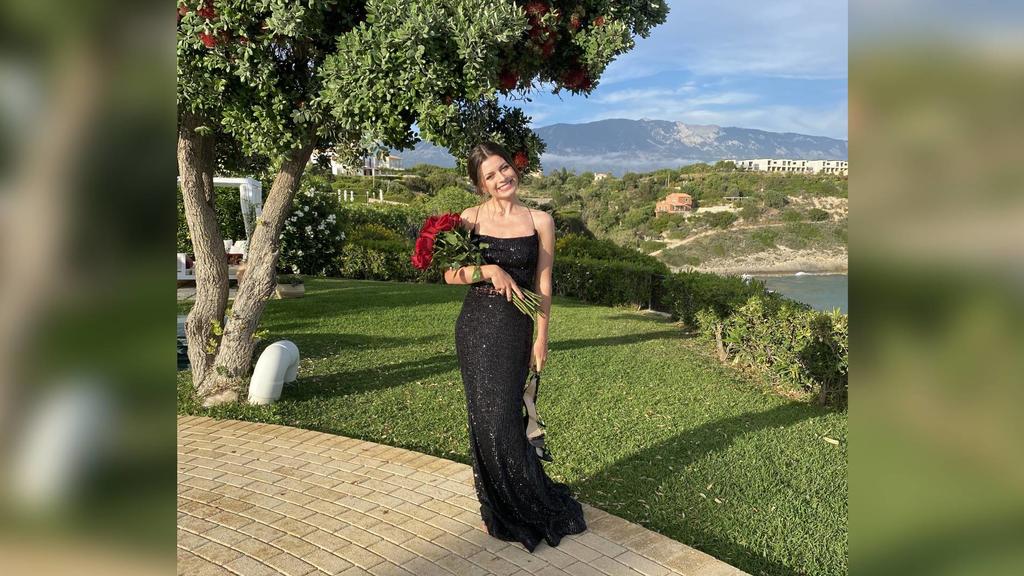In diesem Look begrüßt Maxime die Männer zum Bachelorette-Auftakt