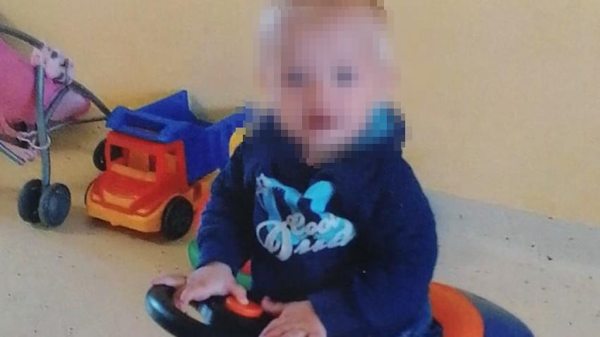 Der Lebensgefährte von Finns Mutter steht vor Gericht. Der Vorwurf: Axel H. soll auf dem Bauch des Kindes gekniet und ihn so tödlich verletzt haben.2