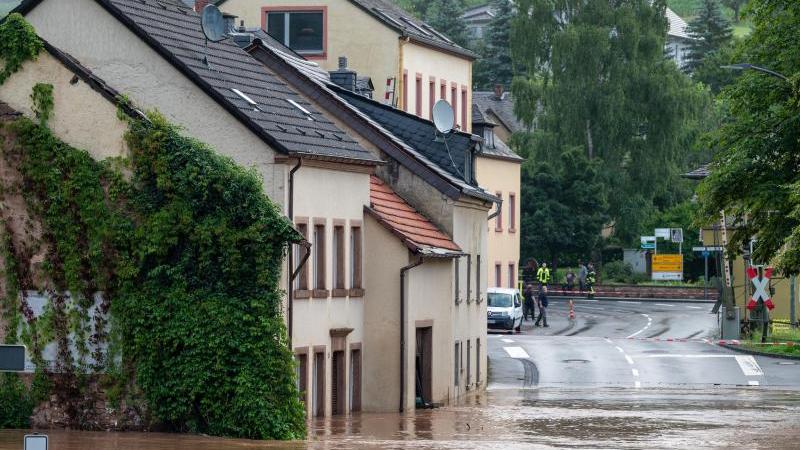 Die Kyll ist in Erdorf über die Ufer getreten: Besonders im Westen von Deutschland sorgen starke Regenfälle für Chaos. Foto: Harald Tittel/dpa