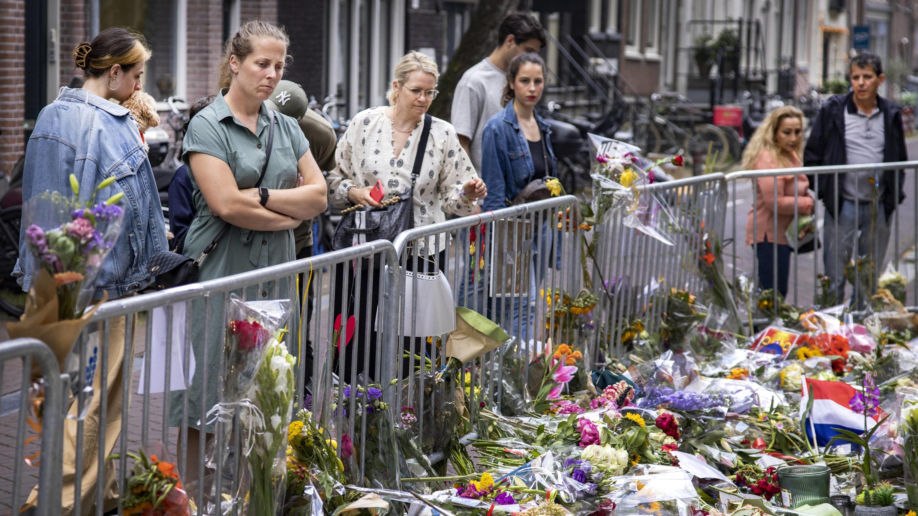 AMSTERDAM - The sea of flowers for crime reporter Peter R. de Vries in the Lange Leidsedwarsstraat in the center of Amsterdam. De Vries was shot in Amsterdam, shortly after a broadcast of RTL Boulevard where he was a guest. ANP RAMON VAN FLYMEN *** A