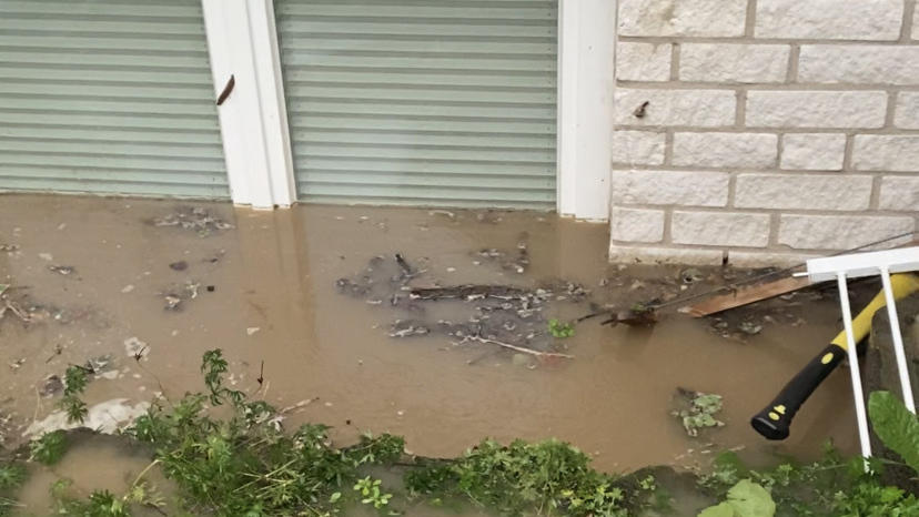 Das Wasser vor dem Kellerfenster staut sich.