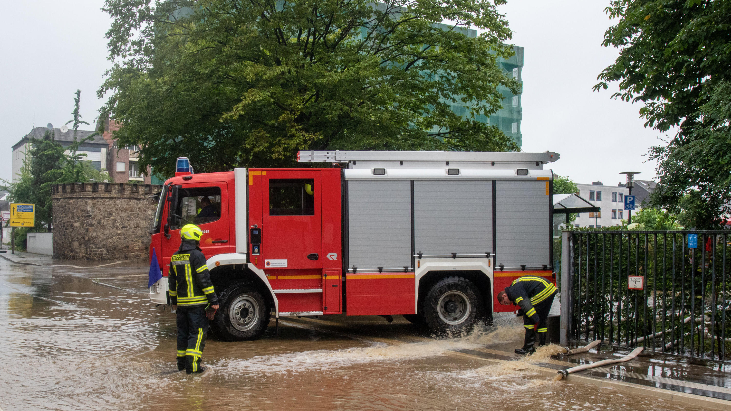 15.07.2021, Nordrhein-Westfalen, Eschweiler: Ein Feuerwehrwagen steht am Seiteneingang des Krankenhauses. Wegen der Hochwasserlage wird das Krankenhaus in Eschweiler bei Aachen evakuiert. Intensivpatienten würden per Rettungshubschrauber vom Dach abg
