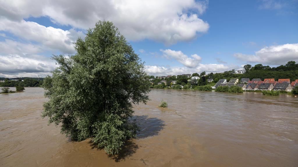 Hochwasser an der Ruhr, nach langen heftigen Regenfällen trat der Fluss aus dem Bett und überschwemmte die Landschaft und Ortschaften, der höchste Pegelstand, der je gemessen wurde, Hattingen, NRW, Deutschland Ruhr Hochwasser *** Flood at the Ruhr,