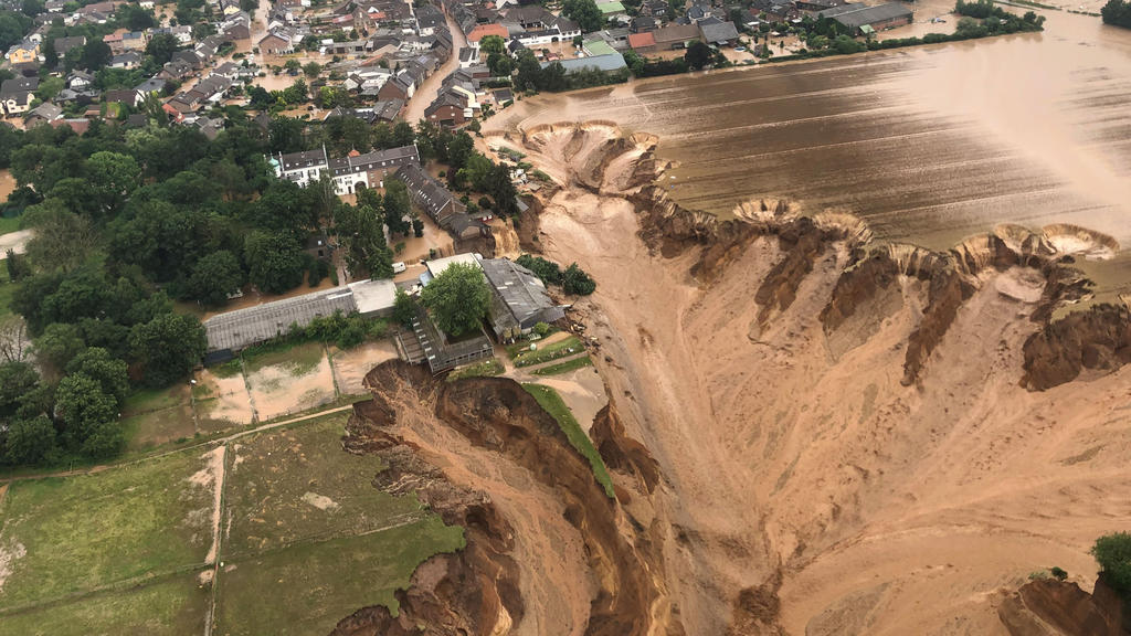 Hochwasser-katastrophe in Nordrhein-Westfalen: Wasser spült Wiesen und Felder weg.