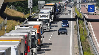 02.07.2021, Brandenburg, Jacobsdorf: Stoßstange an Stoßstange stehen Lastkraftwagen auf der Autobahn A12 in Richtung Osten rund 15 Kilometer vor dem deutsch-polnischen Grenzübergang. Grund für diesen langen Stau sind Fahrbahnarbeiten auf der A12 in Höhe Frankfurt (Oder). Jedoch kommt es fast jeden Freitag zu sehr langen Staus vor den Grenzübergang nach Polen. Foto: Patrick Pleul/dpa-Zentralbild/dpa +++ dpa-Bildfunk +++