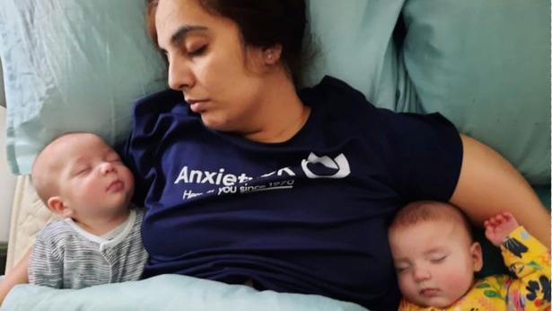 Mutter Rifit hält die einjährige Malika und den einjährig Zaik im Arm.