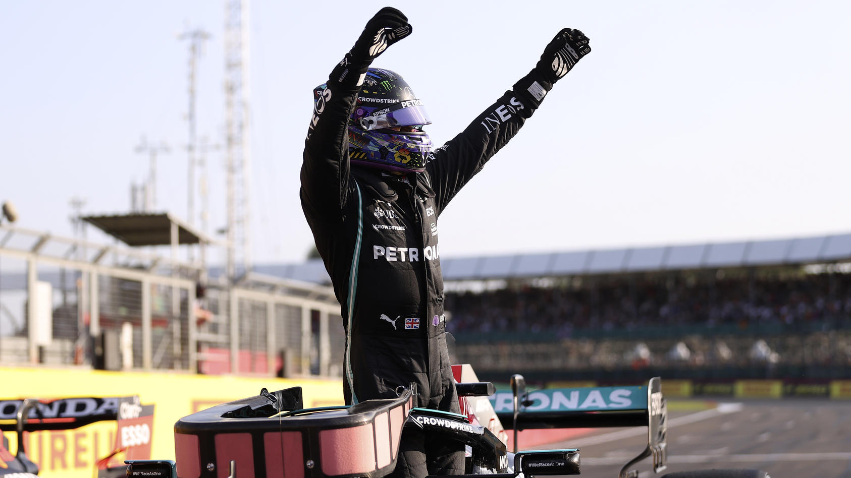 Moment des Jubels: Lewis Hamilton feiert seinen Quali-Erfolg.