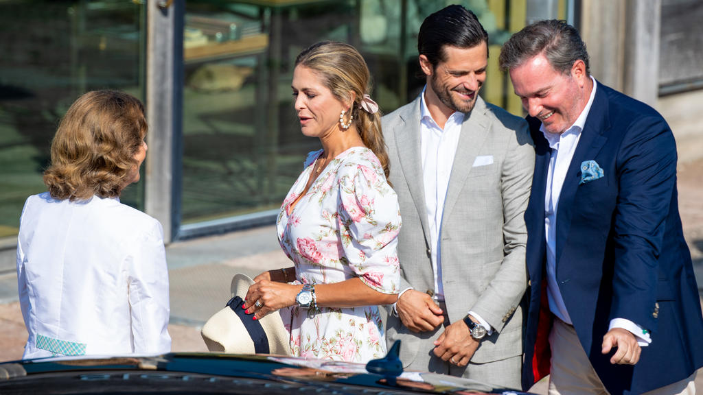 Prinz Carl Philip und Schwager Chris O´Neill lachen hinter Madeleines Rücken.