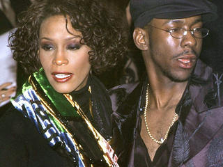 ARCHIV - Das Musiker-Ehepaar Whitney Houston und Bobby Brown bei einer VH1 Divas Party in New York (Archivfoto vom 13.04.1999). Nach 14 Jahren kam nun das Aus für eine stürmische Promi-Ehe: Die amerikanische Popsängerin Whitney Houston (43) hat in Kalifornien die Scheidungspapiere eingereicht, berichtete die US-Zeitschrift «People» am Mittwoch (13.09.2006) unter Berufung auf die Sprecherin der Pop-Diva. Seit 1992 war sie mit dem R&B-Sänger Bobby Brown verheiratet. Das Paar hat eine 13 Jahre alte Tochter namens Bobbi Kristina. Foto: Zissel  (zu dpa 0185) +++(c) dpa - Bildfunk+++