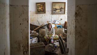 Die 72-Jährige sitzt in ihrer verwüsteten Wohnung