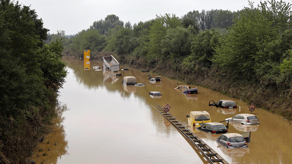 Nach der Hochwasser-Katastrophe im Erftkreis gehen die Aufräumarbeiten weiter. Bei den Bergungsarbeiten der zerstörten Autos in Erftstadt-Liblar kommen auch Sonar, Bundeswehrpanzer und Taucher zum Einsatz: Sie überprüfen die massiv beschädigten Fahrz