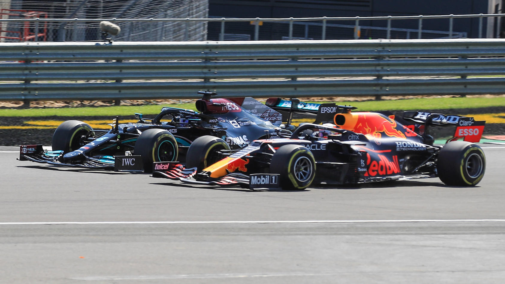 Sport Bilder des Tages FORMULA 1 BRITISH GRAND PRIX, 18/07/2021 Silverstone Circuit,18 July 2021 Lewis Hamilton GBR, Mercedes AMG Petronas W12 overtakes Max Verstappen NED, Red Bull Racing RB16B on the first turn at the start of the race during the F