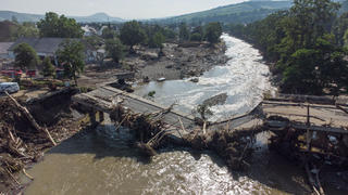 18.07.2021, Rheinland-Pfalz, Ahrweiler: Völlig zerstört ist diese Brücke über die Ahr in Ahrweiler nach der Flutkatastrophe. (Luftaufnahme mit einer Drohne). Foto: Boris Roessler/dpa +++ dpa-Bildfunk +++