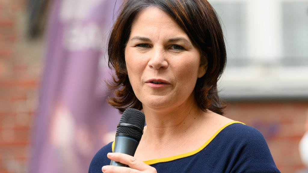 ARCHIV - 23.06.2021, Brandenburg, Potsdam: Annalena Baerbock, Kanzlerkandidatin und Direktkandidatin von Bündnis 90/Die Grünen, spricht während eines Bürgergesprächs zu ihrem Wahlkampfauftakt. (zu dpa Nach Fluten debattiert Politik über Katastrophen-