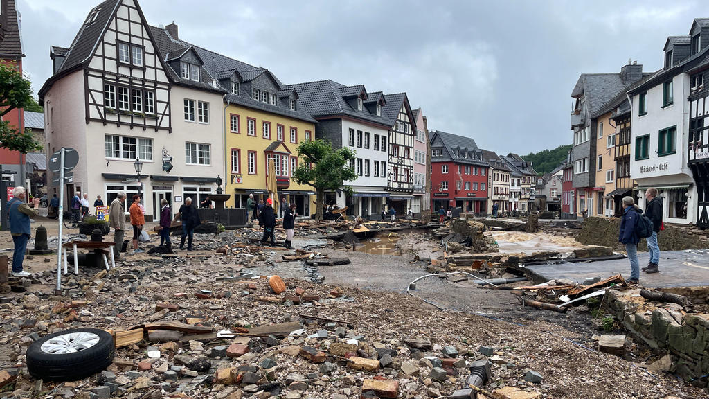 15.07.2021, Nordrhein-Westfalen, Bad Münstereifel: Blick in eine Straße in Bad Münstereifel nach schweren Regenfällen und dem Hochwasser der Erft. Foto: -/B&S/dpa +++ dpa-Bildfunk +++