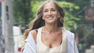 NEW YORK, NY - July 14: Sarah Jessica Parker on the set of the HBOMax Sex And The City reboot series And Just Like That in New York City on July 14, 2021. PUBLICATIONxNOTxINxUSA Copyright: xRW/MediaPunchx 