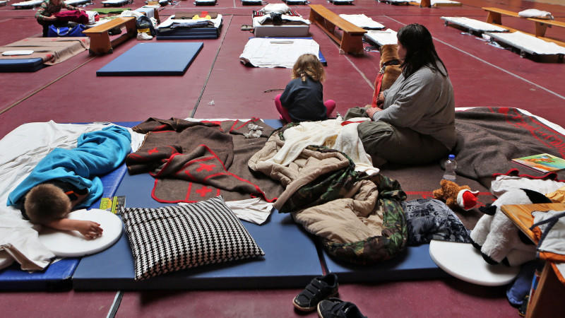 Nach der Hochwasser-Katastrophe leben viele Menschen auf engem Raum in Notunterkünften zusammen.