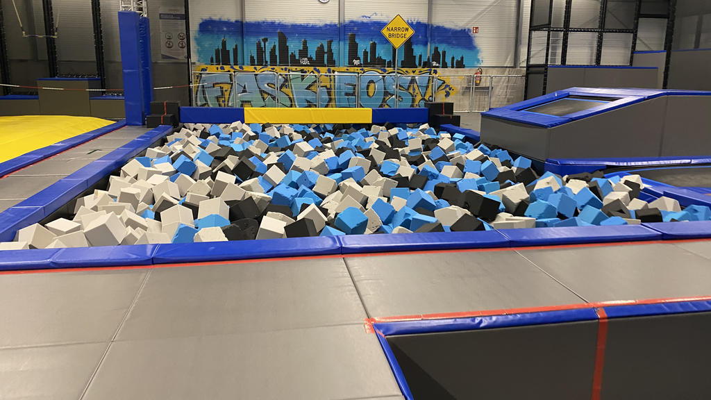 Rein in den Foam Pit! Sprüngen sind hier keine Grenzen gesetzt.