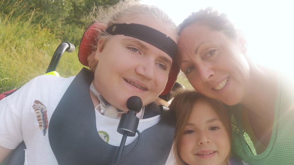 Zoe mit ihrer Mutter und ihrer kleinen Schwester.