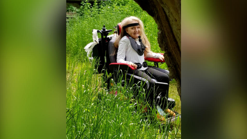 Zoe liebt die Natur und will in Zukunft mit einem Outdoor-Rollstuhl den Bayrischen Wald erkunden.