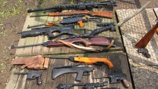 Mehrere Schusswaffen aufgereiht