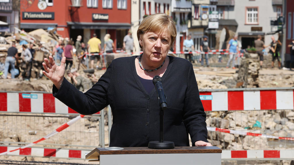 20.07.2021, Nordrhein-Westfalen, Bad Münstereifel: Bundeskanzlerin Angela Merkel (CDU) spricht auf einer Pressekonferenz. Merkel und Nordrhein-Westfalens Ministerpräsident Laschet haben das vom Unwetter stark betroffene Bad Münstereifel besucht. Foto