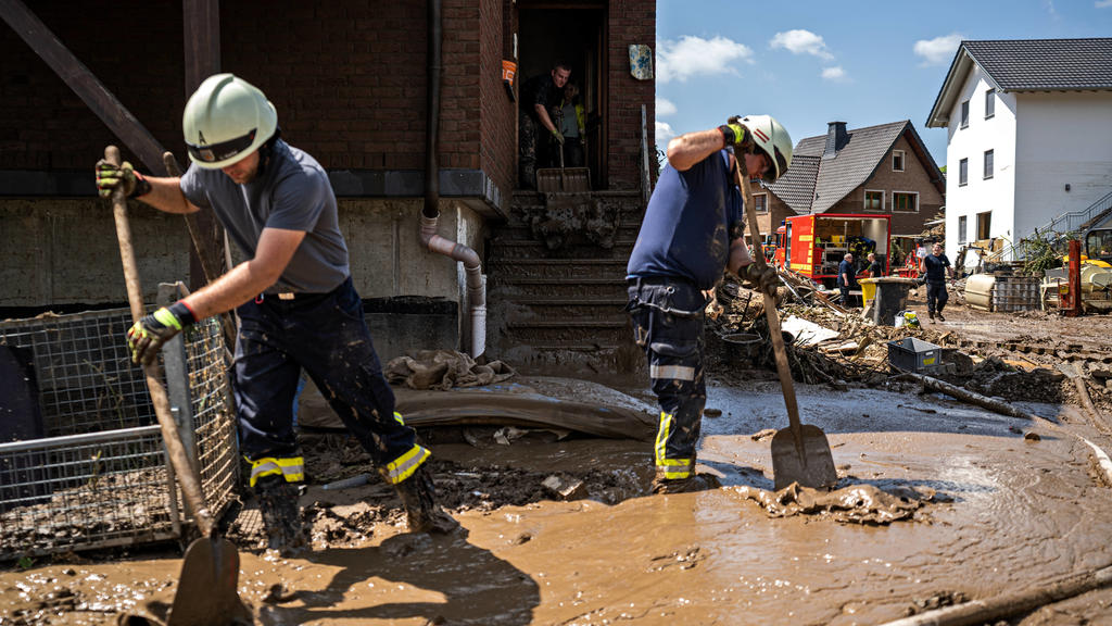Aufräumarbeiten nach dem Hochwasser Bewohner und Feuerwehr tragen Schlamm in der Stadt Marienthal ab. Am 14.07.2021 kam es im Landkreis Ahrweiler zu starken Überflutungen durch Starkregen. Tage nach dem Hochwasser liefen Aufräumarbeiten an. Bundeswe