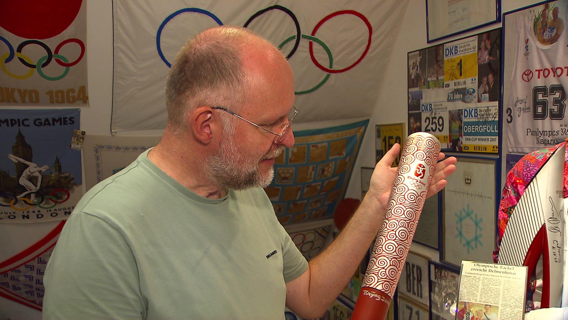 Drei olympische Fackeln hat Frank Scheffka. Diese ist von den olympischen Sommerspielen 2008 in Peking. 
