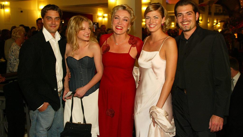 GZSZ-Stars Raphael Vogt, Yvonne Catterfeld, Lisa Riecken, Nina Bott und Daniel Fehlow bei der Verleihung der Goldenen Henne 2002 im Berliner Friedrichstadtpalast