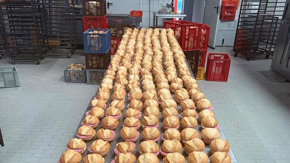 Aktuell produziert die Bäckerei von Jürgen Schillinger Brötchen und Brote für die Helfer des Hochwassers.