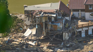 21.07.2021, Rheinland-Pfalz, Marienthal: Ein Haus ist nach dem Hochwasser vollkommen aufgerissen. Die Flut hat auch hier zahlreiche Häuser zerstört. Foto: Thomas Frey/dpa +++ dpa-Bildfunk +++