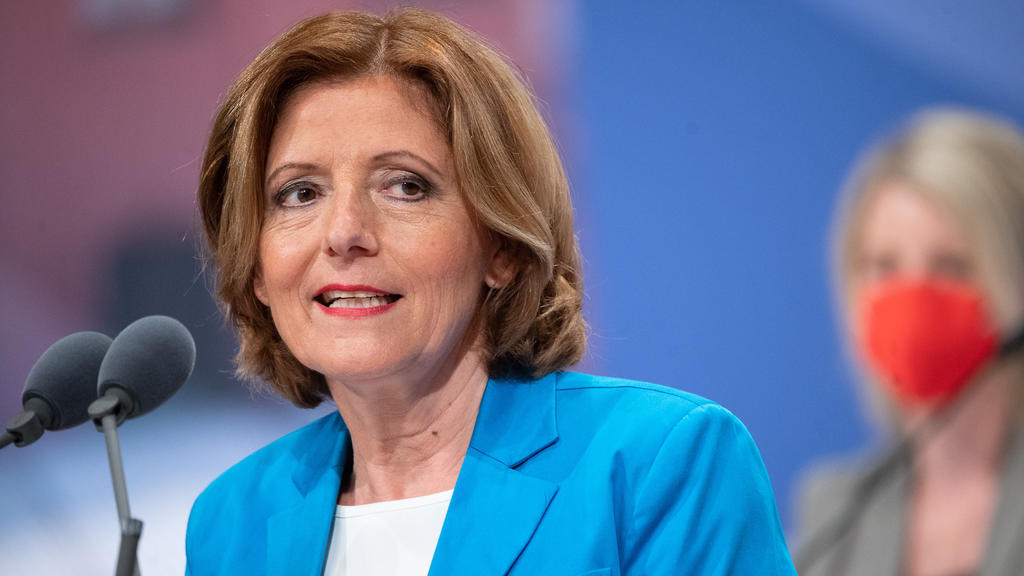 ARCHIV - 16.06.2021, Rheinland-Pfalz, Mainz: Malu Dreyer (SPD), Ministerpräsidentin von Rheinland-Pfalz, gibt während der 2. Sitzung des 18. Landtags von Rheinland-Pfalz eine Regierungserklärung. (zu dpa «Kabinett, Glööckler und André Eisermann gegen