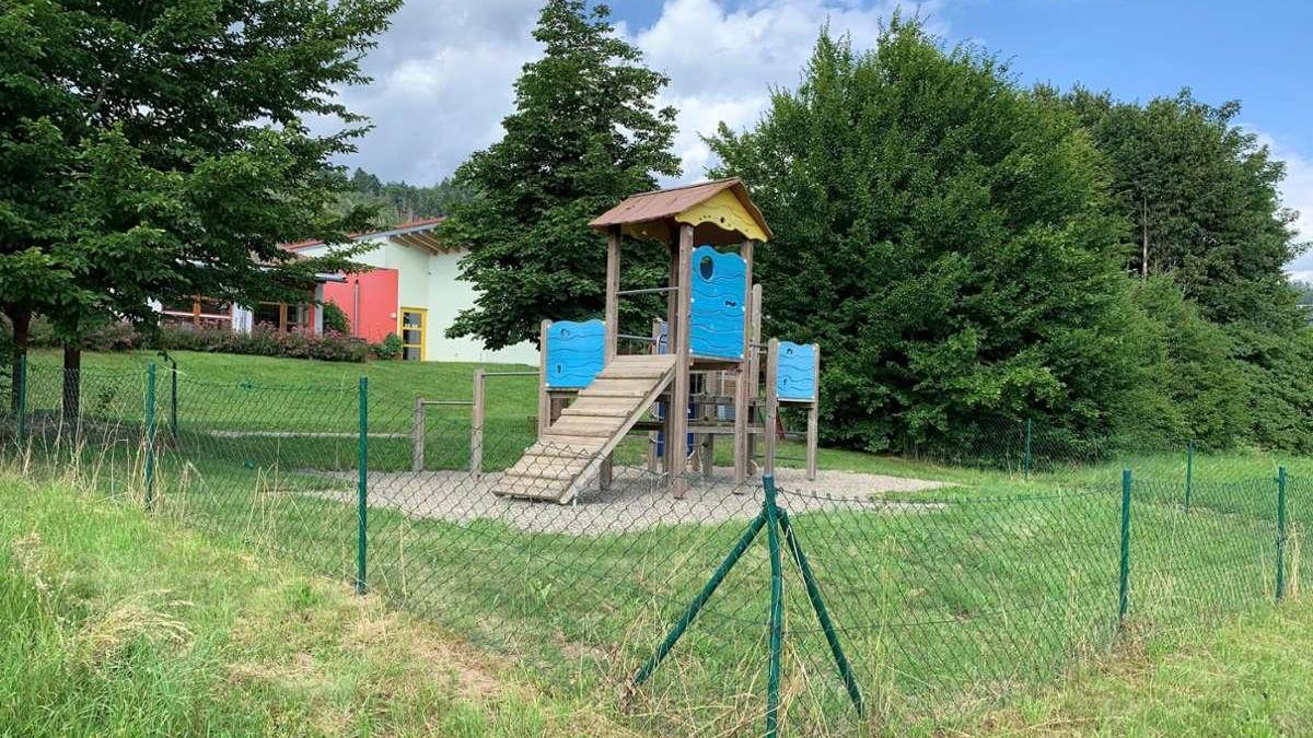 2Jähriger entwischt aus Kindergarten & ertrinkt