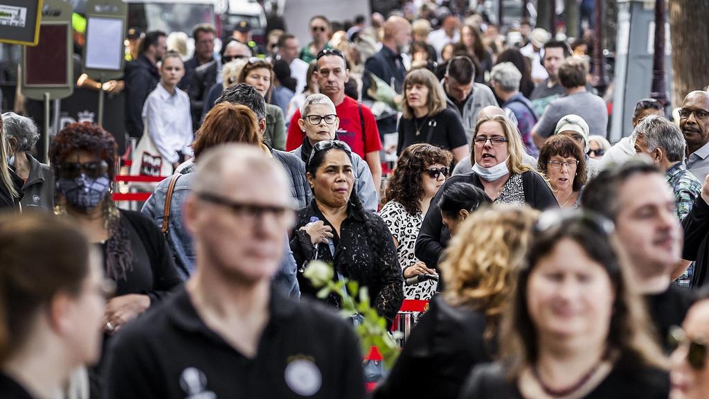 AMSTERDAM - Menschenschlange vor dem Royal Theater Carre. Abschied von Peter R. de Vries