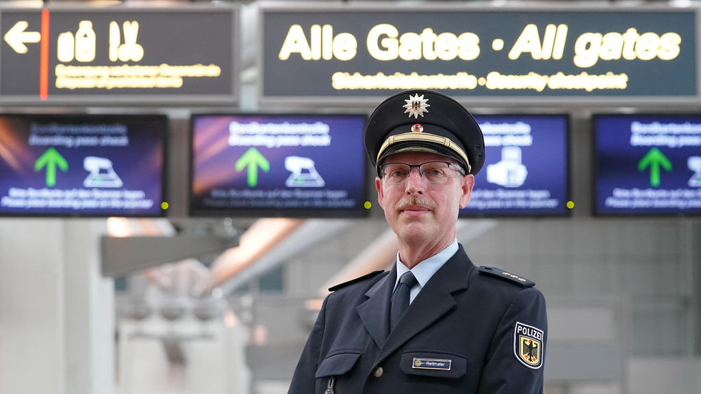 21.06.2021, Hamburg: Polizeidirektor Dirk Reitmaier, Leiter der Bundespolizeiinspektion am Flughafen Hamburg, steht an den Sicherheitskontrollen des Flughafens Hamburg Airport Helmut Schmidt. Der Flughafen Hamburg bereitet sich mit mehreren Neuerunge