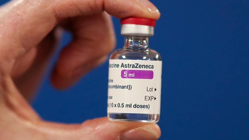 Eine Ampulle des Corona-Impfstoffs des Pharmakonzerns Astrazeneca.