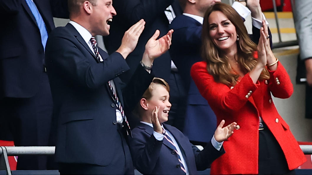 Prinz George mit seinen Eltern William und Kate im Fußballstadion.