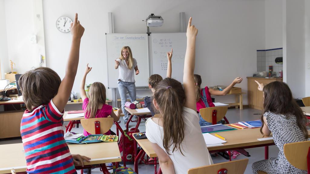 Active pupils raising their hands in class model released Symbolfoto property released PUBLICATIONxINxGERxSUIxAUTxHUNxONLY SARF02896