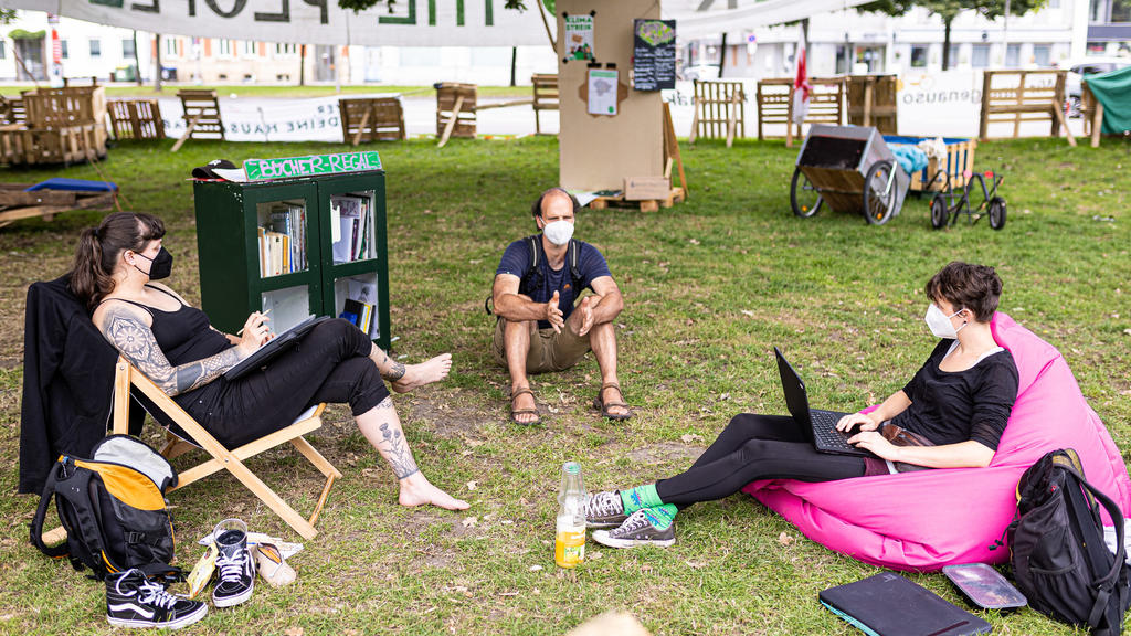21.07.2021, Niedersachsen, Hannover: Teilnehmer vom Protestcamp der Bewegung «Fridays for Future» im Maschpark unterhalten sich. Die Umweltaktivisten fordern mehr Einsatz für den Klimaschutz. Foto: Moritz Frankenberg/dpa +++ dpa-Bildfunk +++