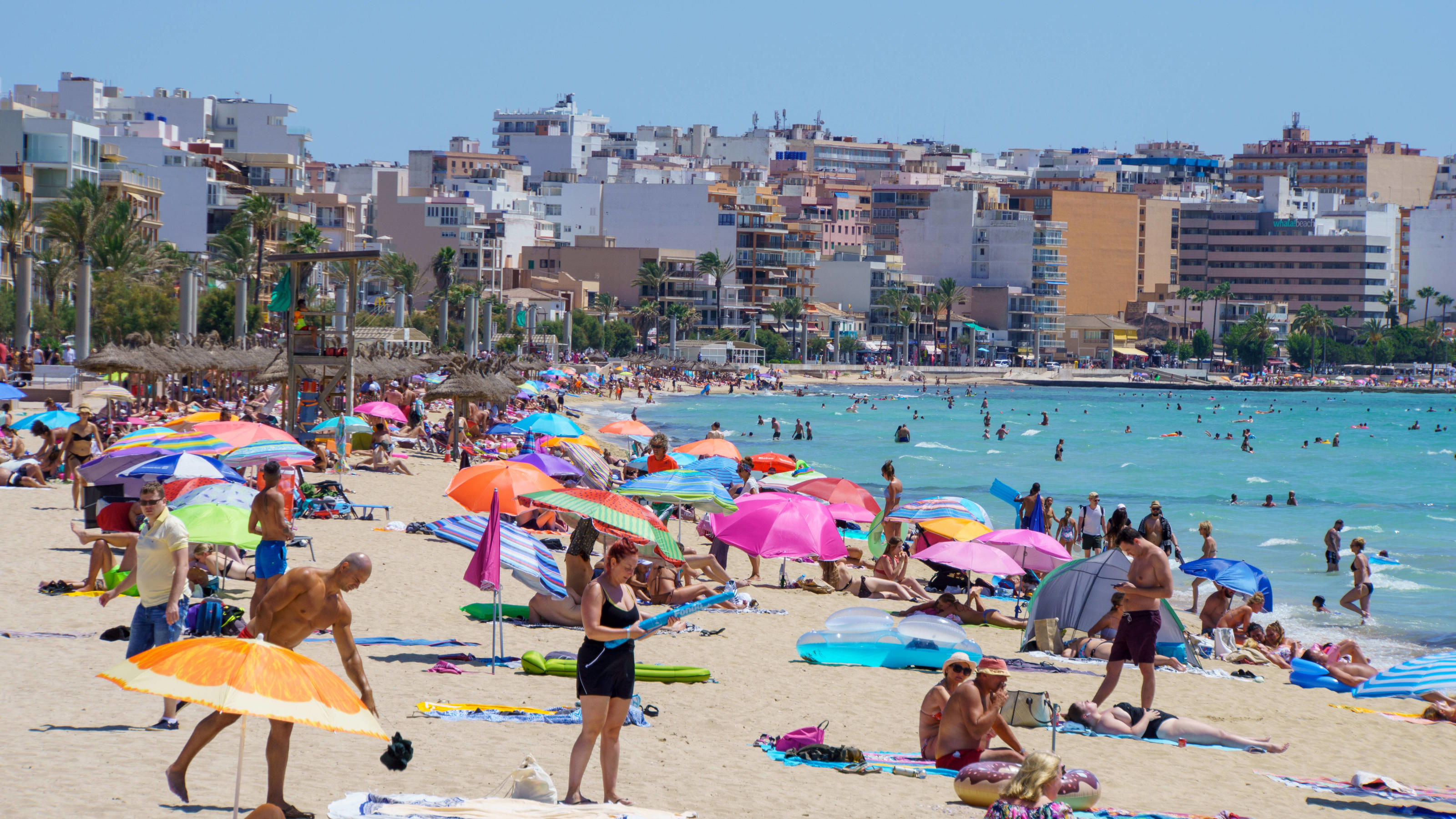 Playa de Palma auf Mallorca im zweiten Jahr der Corona-Pandemie Hochsaison Sommer 2021 -Playa de Palma auf Mallorca im zweiten Jahr der Corona-Pandemie Hochsaison Sommer 2021 -, Mallorca Balearische Inseln Spanien Playa de Palma *** Playa de Palma in