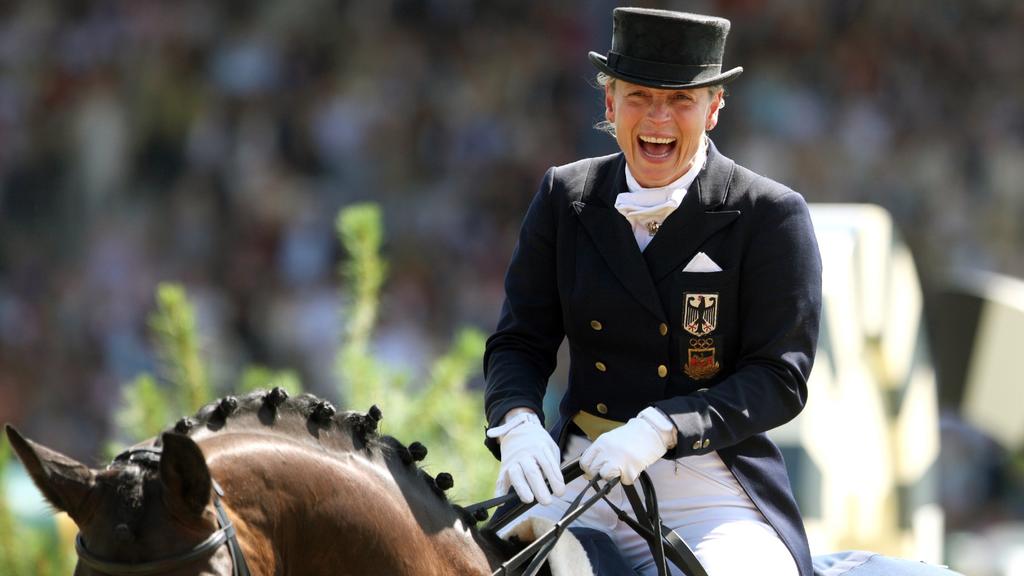 Die deutsche Dressureiterin Isabell Werth auf ihrem Pferd "Satchmo" lacht am Sonntag (06.07.2008) beim Weltfest des Pferdesports, dem CHIO Aachen 2008, bei der Siegerehrung des Großen Dressurpreises von Aachen, den Werth gewann.